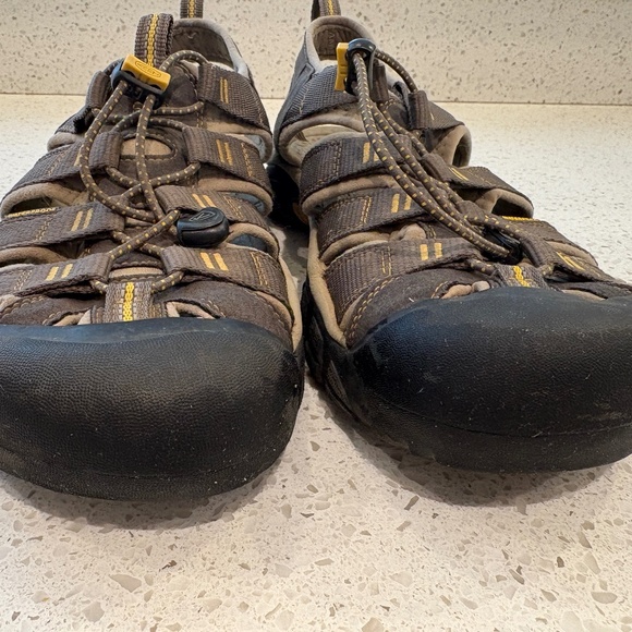 KEEN Men's Newport H2 Closed Toe Water Sandal - Picture 1 of 7